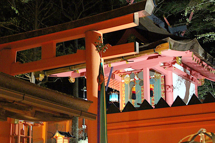 中央で光るのが、若宮神社に初めて吊るされた瑠璃燈籠の幻想的な青白い灯り（11月5日・春日大社）