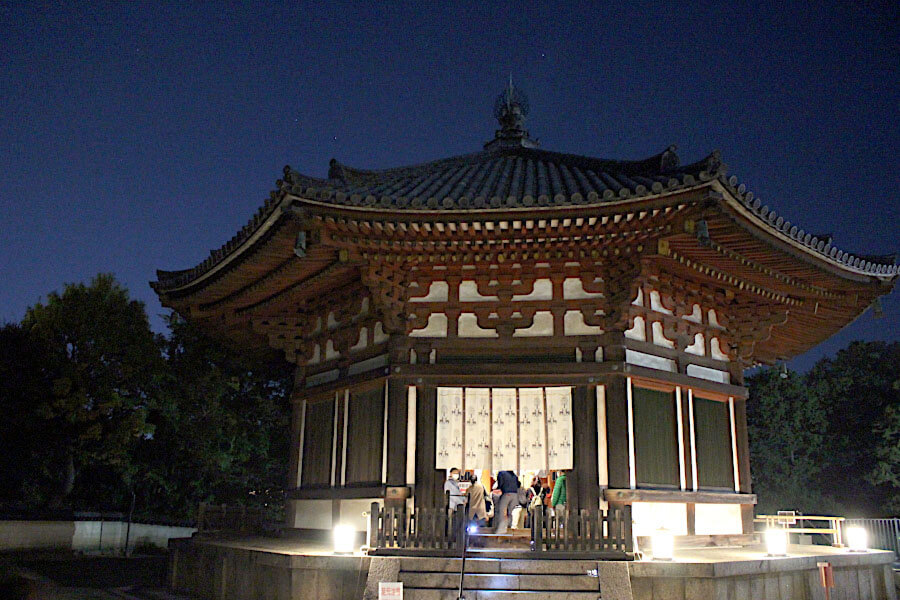 21年ぶりに夜間特別拝観できる興福寺の国宝・北円堂（11月5日・春日大社）