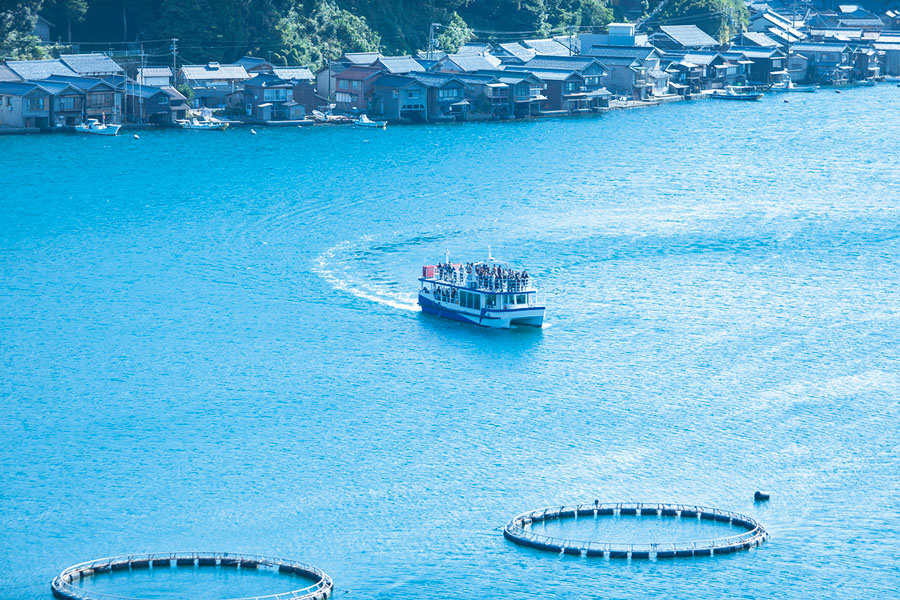 伝統的な舟屋の風景を海上から見物できる遊覧船が人気