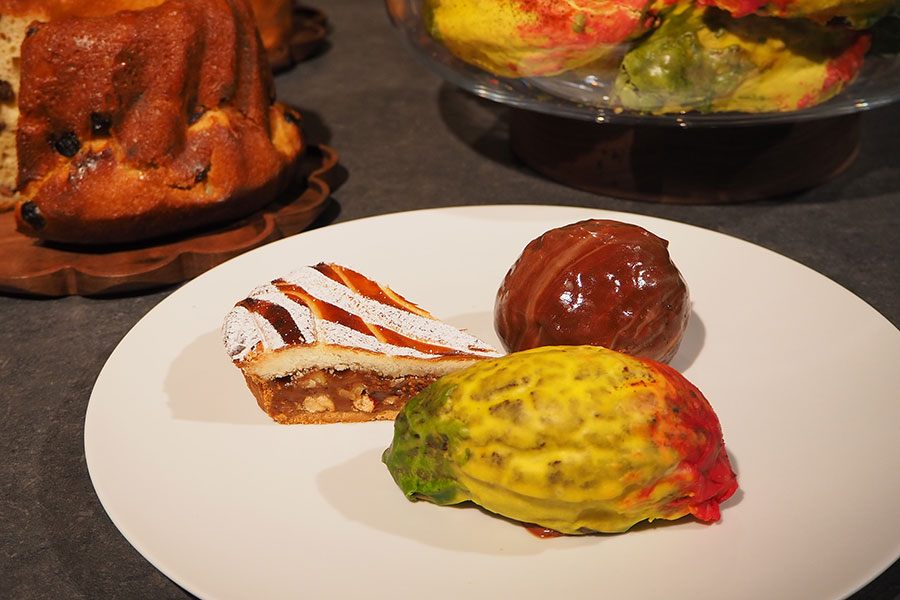 新作の焼き菓子（左より）「キャラメルナッツタルト」「カカオシュー」「栗シュー」 