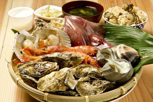 牡蠣の食べ放題に加えて、淡路島で水揚げされるイカやエビ、貝類を盛り込んだ海鮮セットも人気（4500円）