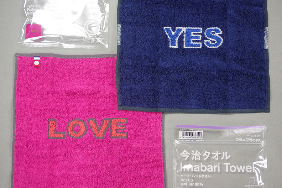 今治タオルハンカチ 「LOVE」／「YES」（ともに546円）。グレーベースで縁取られ、カラーリングも良し