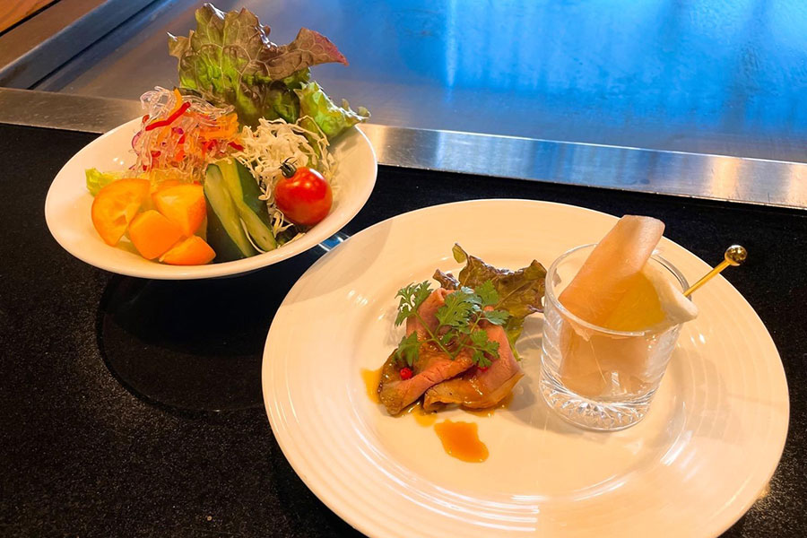 『ひなたフルーツフェア』参加の「南海グリル堺駅店」（大阪）で提供されるサラダとお肉の２皿