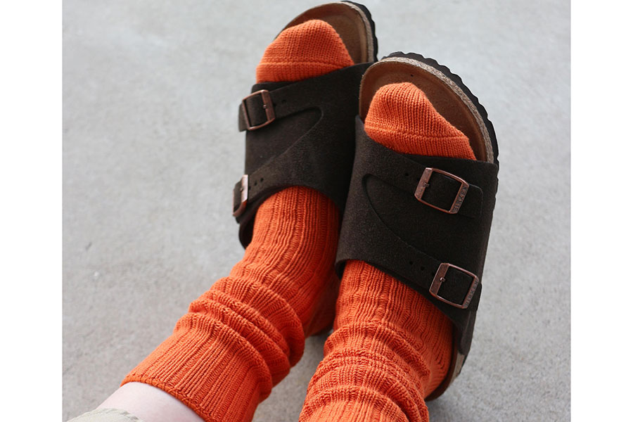 冬から夏前まで履けてどんな靴にも合わせやすい「ローゲージ3×1リブソックス」（オレンジ・1210円／Tabio）