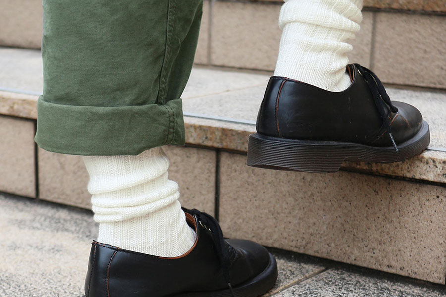 冬から夏前まで履けてどんな靴にも合わせやすい「ローゲージ3×1リブソックス」（オフホワイト・1210円／Tabio）