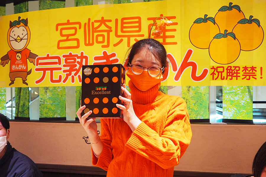 オレンジのドレスコードでベストドレッサー賞に選ばれた女性（1月21日・大阪市内）
