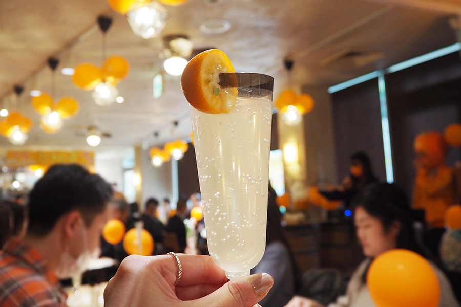 完熟きんかん「たまたま」が添えられたシャンパンで乾杯（1月21日・大阪市内）