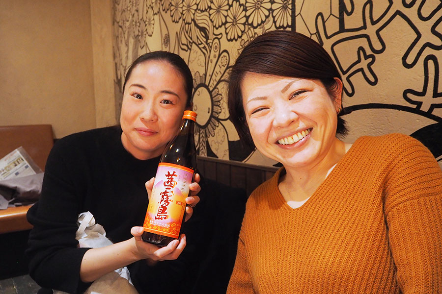 じゃんけん大会で宮崎焼酎をゲットした参加者の女性2人組（1月21日・大阪市内）
