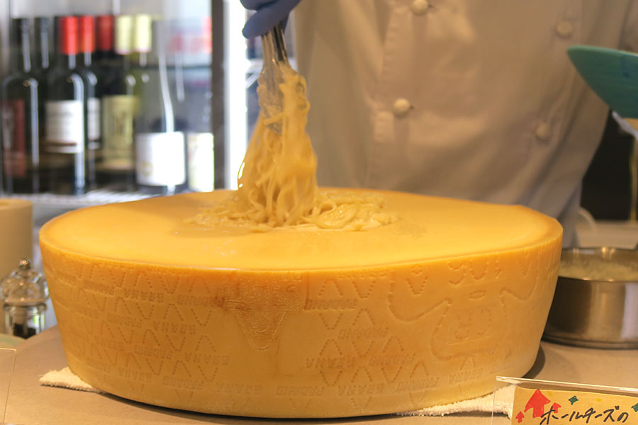 目の前で調理される「ホールチーズのクリームパスタ」（770円～）