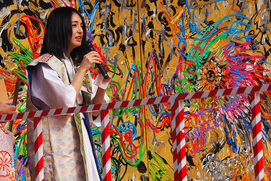 社殿前には、現代アーティストの小松美羽が描いた作品が展示された（2月3日・生田神社）