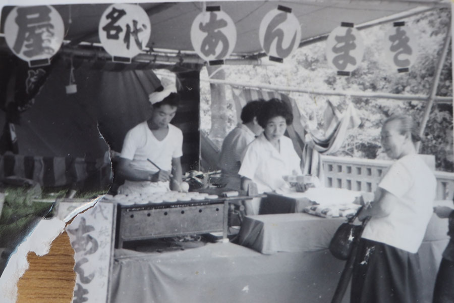 宝塚の「清三宝荒神」で「あんまき」を売っていた当時の写真（提供：三宝屋）