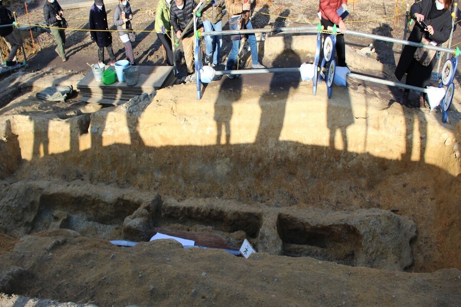 盾形銅鏡と蛇行剣が出土した埋葬施設である造出しの粘土槨（1月29日・奈良県奈良市）