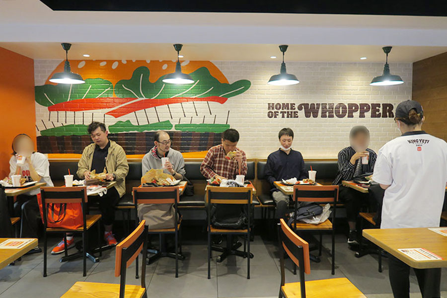巨大バーガーの食べ放題企画『ワンパウンダー チャレンジ2023』の様子