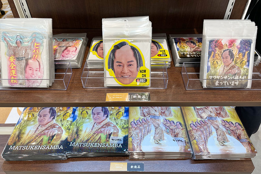大阪からの新商品「カーマグネット」（3種・各1100円）や「A4クリアファイル」（2種・各550円）など