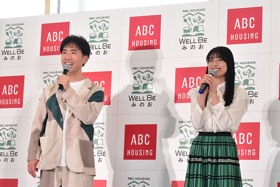 「ABCハウジング ウェルビーみのお」のオープン記念イベントに登壇した藤井隆（左）と乙葉夫妻（3月29日・箕面市内）