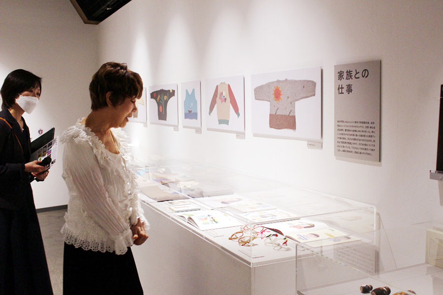 和田の家族愛が伝わる作品を眺める平野レミ
