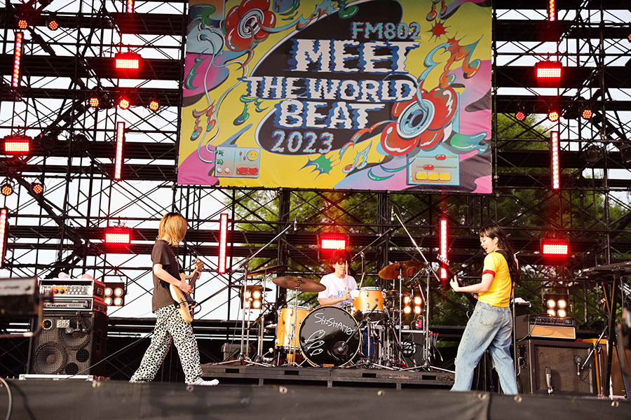 『MEET THE WORLD BEAT 2023』のステージに登場し、『君と夏フェス』など6曲を披露したSHISHAMO（5月27日・万博記念公園）写真提供：FM802