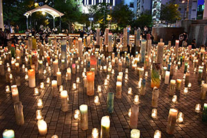 キャンドル・ジュンの作品に人々集う、梅田に温かな光が灯る