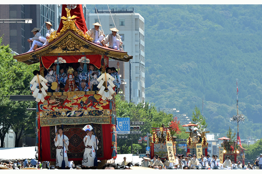 京都の夏の風物詩「祇園祭」の山鉾巡行
