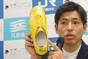 新幹線のコラボシューズ３種登場、なぜオニツカタイガーが？