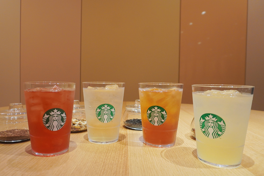 「スターバックス ティー＆カフェ」では全4種のアイスティーを飲むことができる、（左から）「パッション」「ピーチ トランクイリティ」「アールグレイ」「シトラス ラベンダー セージ」