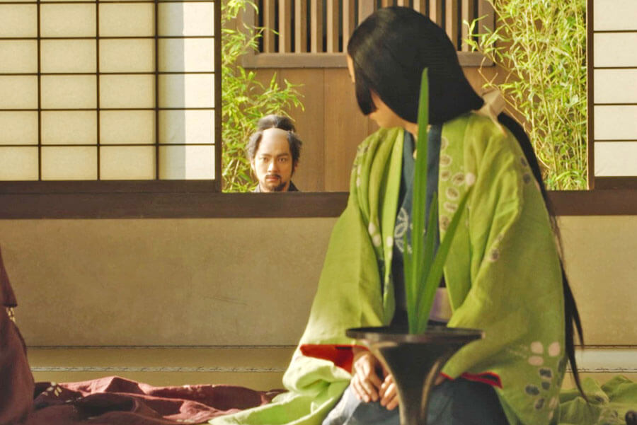 『どうする家康』第35回より、娘・稲(鳴海唯)を窓の外から監視する本多忠勝(山田裕貴)(C)NHK