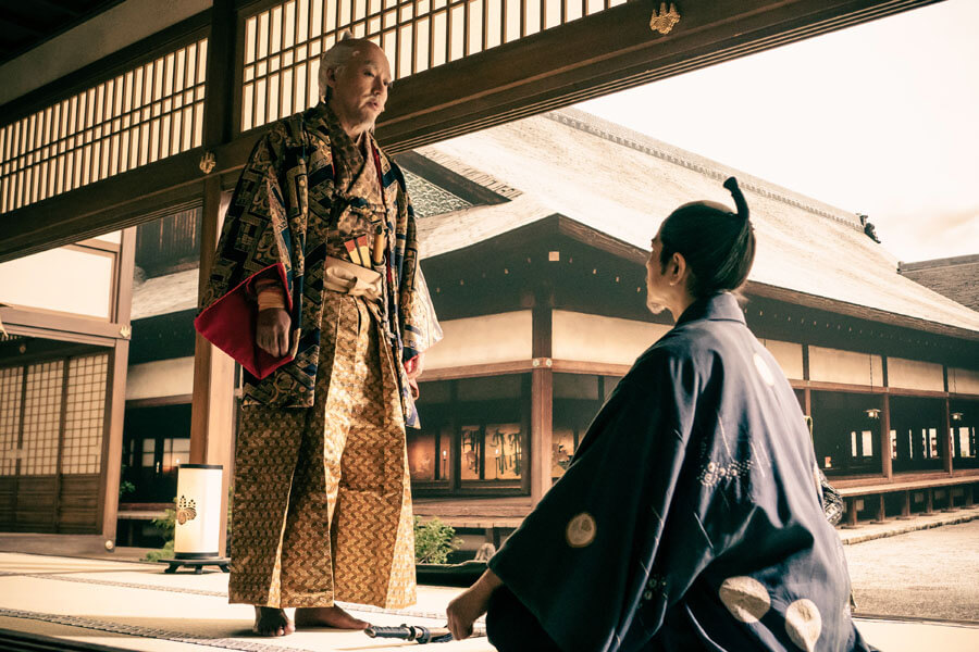 『どうする家康』第38回より、秀吉(ムロツヨシ)に渡海を断念させた家康(松本潤) (C)NHK