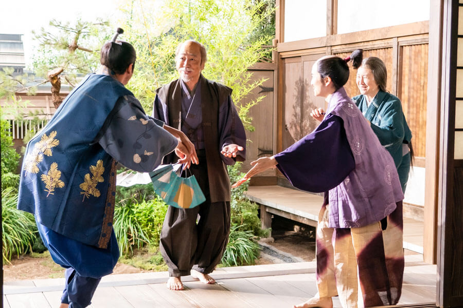 『どうする家康』第39回より、直政(右・板垣李光人)も巻き込み、忠次(大森南朋)と「海老すくい」を踊る秀忠(左・森崎ウィン)(C)NHK