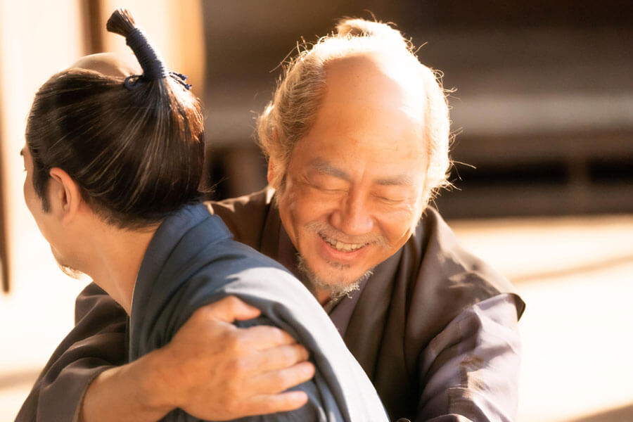 『どうする家康』第39回より、「天下人は嫌われる」と躊躇する家康(松本潤)に「嫌われなされ」と力強く後押しする酒井忠次(大森南朋)(C)NHK