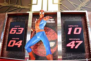 ＵＳＪスパイダーマン、特別展示にファン集う「終わるんやな 