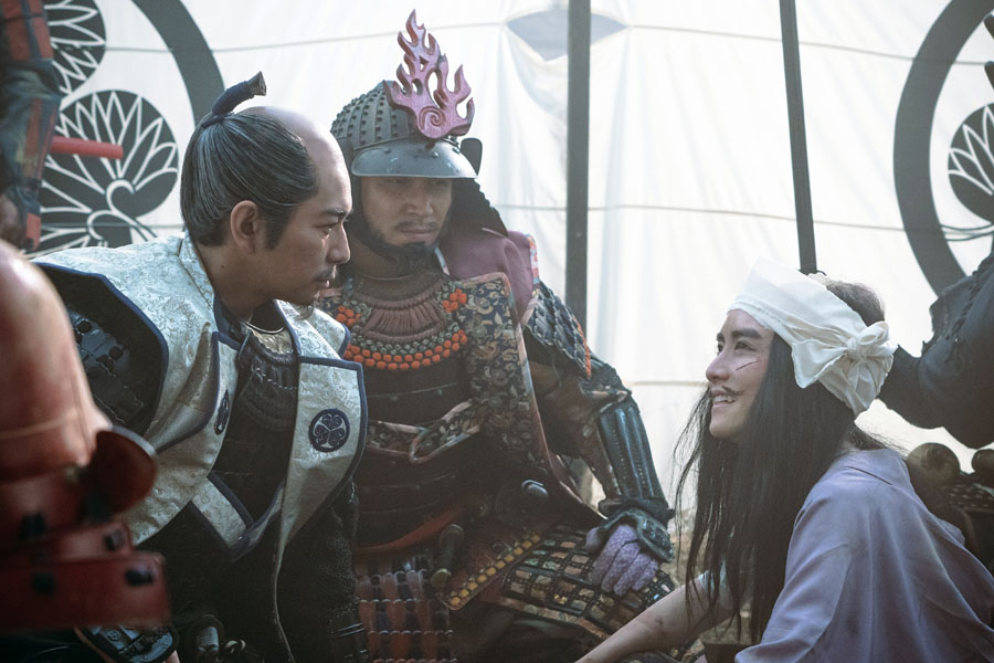 『どうする家康』第43回より、直政(板垣李光人)を介抱する家康(松本潤)(C)NHK