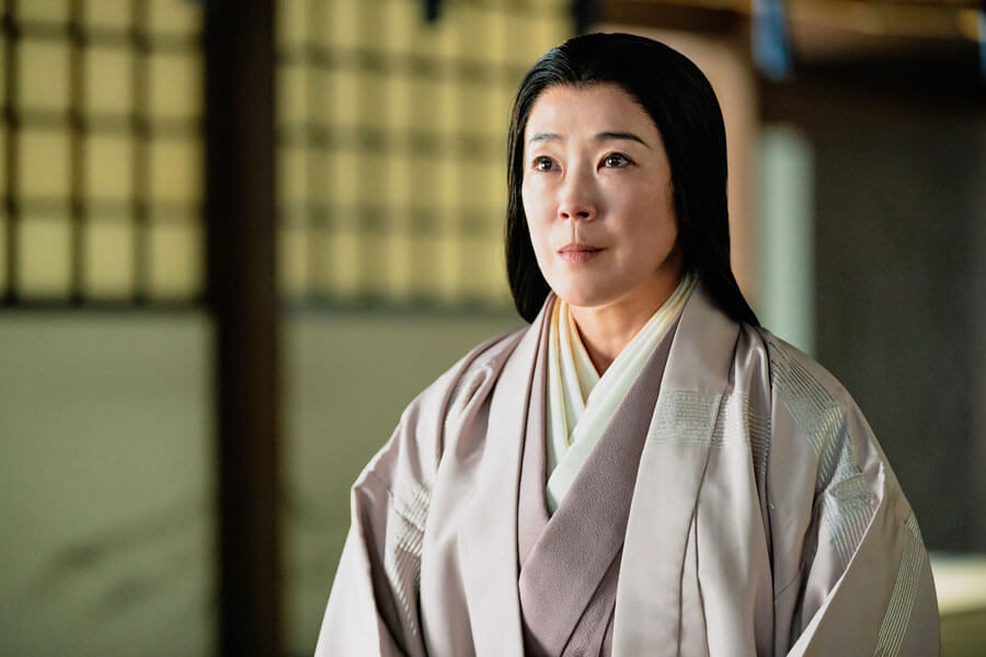 『どうする家康』第48回より、竹千代に「神の君」の逸話を語る乳母の福(寺島しのぶ)(C)NHK