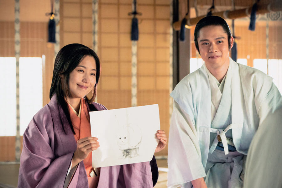 『どうする家康』第48回より、竹千代の描いた白兎の絵を手にする瀬名(有村架純)と信康(細田佳央太)(C)NHK