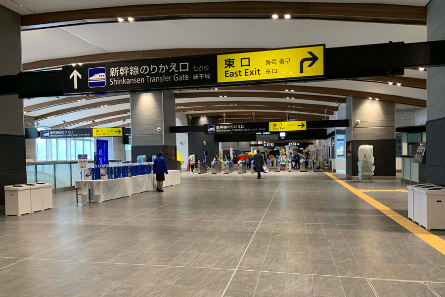 敦賀駅の2階コンコースは約200mあり、北前船の帆をイメージした壮大な造り。スムーズな乗換ができるよう、改札は19通路ある(2月1日・敦賀駅)