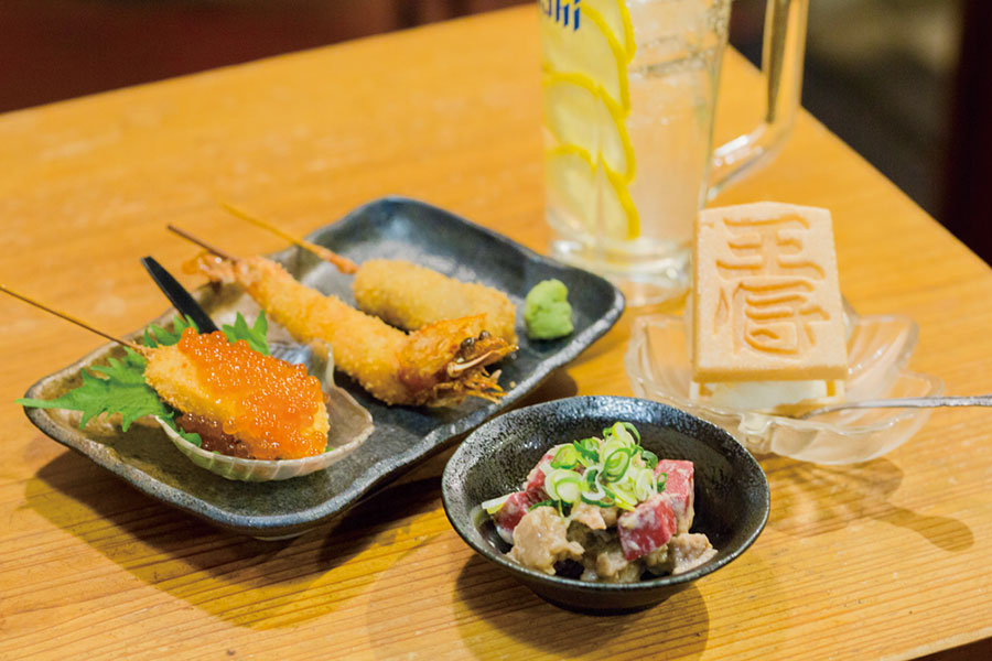 要予約、ガイド料1,000円。ドリンク1杯、どて焼きミニ、串3本、アイスモナカが付く、ツアー限定セット2,000円。