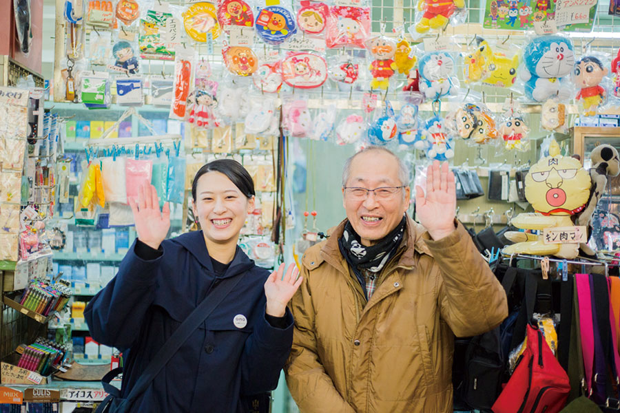 煙草店店主に1970年の万博当時の思い出を聞いたり、今回の万博で話題の残念石の見学なども。16:00~60分、宿泊者参加無料、要予約。