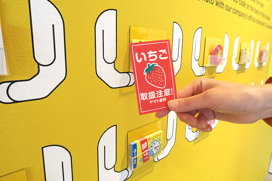 毎日数量限定で「ミニ注意喚起シール」をもらうことができる