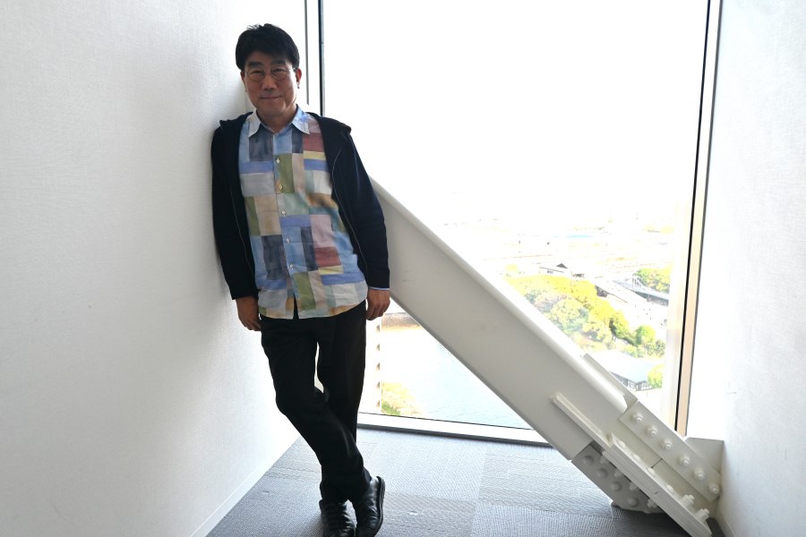 編集部のインタビューに答える亀田誠治(撮影:4月18日大阪市内)