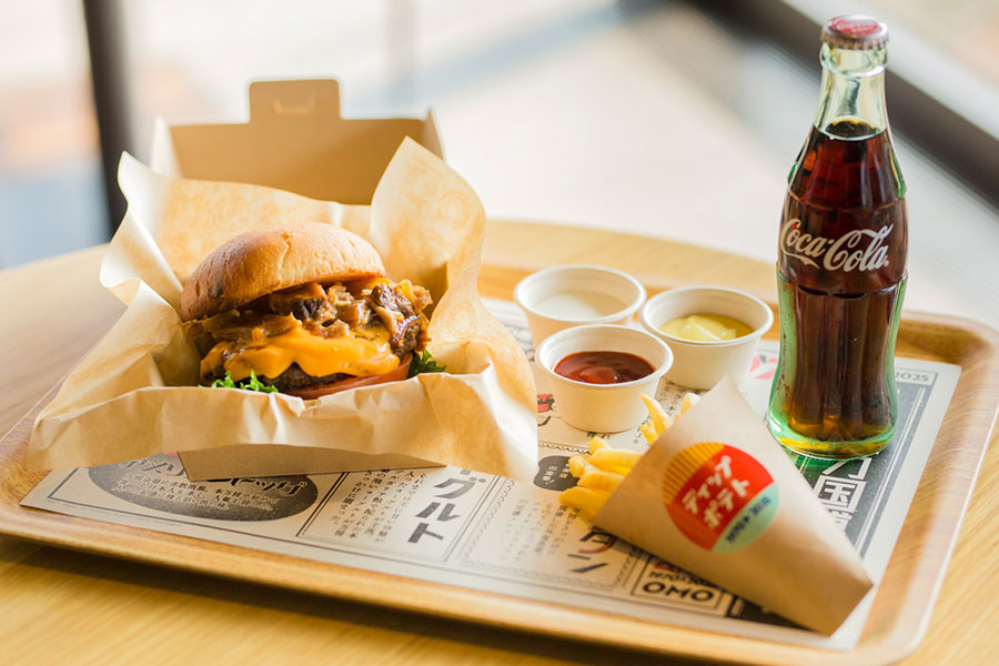 3つのソースが付いたポテト付き、OMOどてやきバーガーセット1,970円。