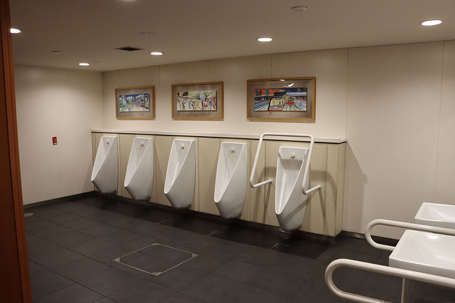 大阪メトロのトイレ内に飾られた絵画