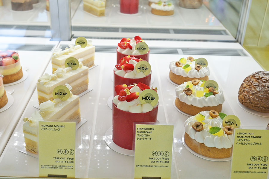 ラズベリー味のチョコレートで包まれた、赤色の「ストロベリーショートケーキ」が一番人気