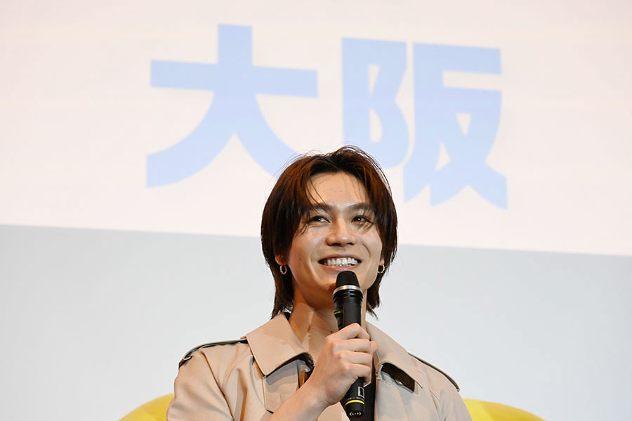 『たべっ子どうぶつ THE MOVIE』の舞台挨拶に登場した松田元太。「なんでなん?」「ほんまですか?」「知らんなぁ」と、関西弁を続けて披露(5月10日・大阪市内)