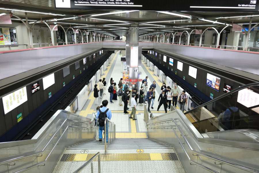 改札を通り抜け無人のホームへ(撮影5月16日:北大阪急行)