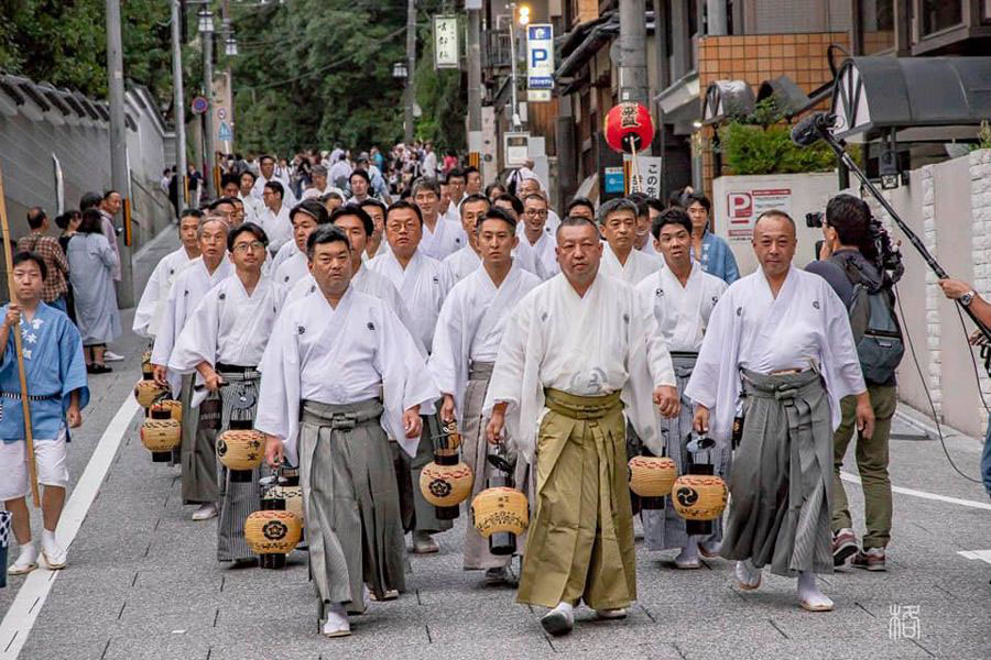 神輿洗式の先導をする宮本組(提供:宮本組、撮影:安田格)