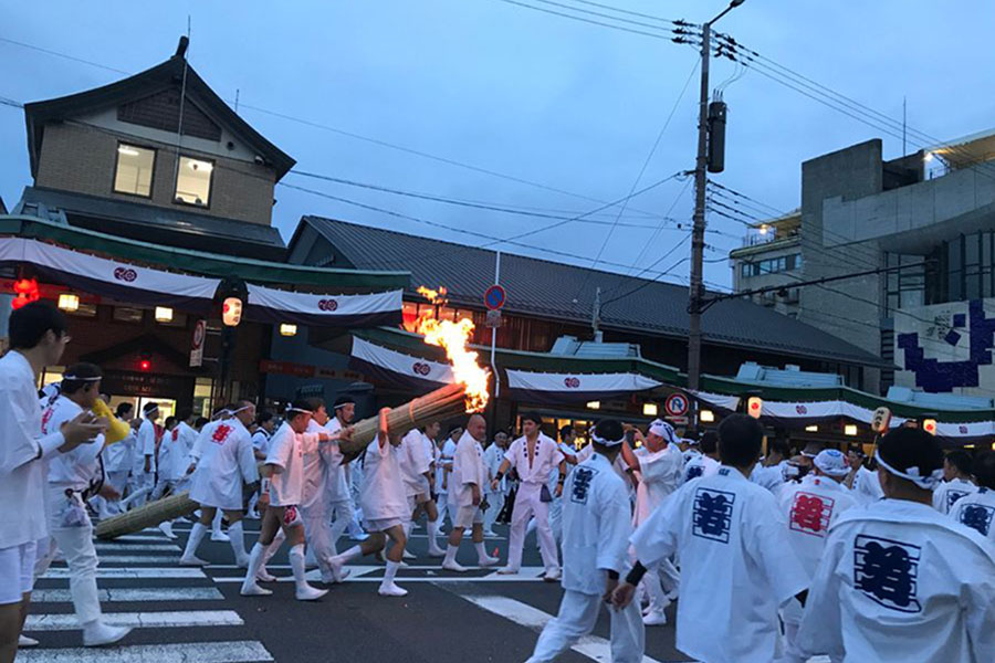 神輿洗式では、大松明も灯される(提供:宮本組、撮影:安田格)