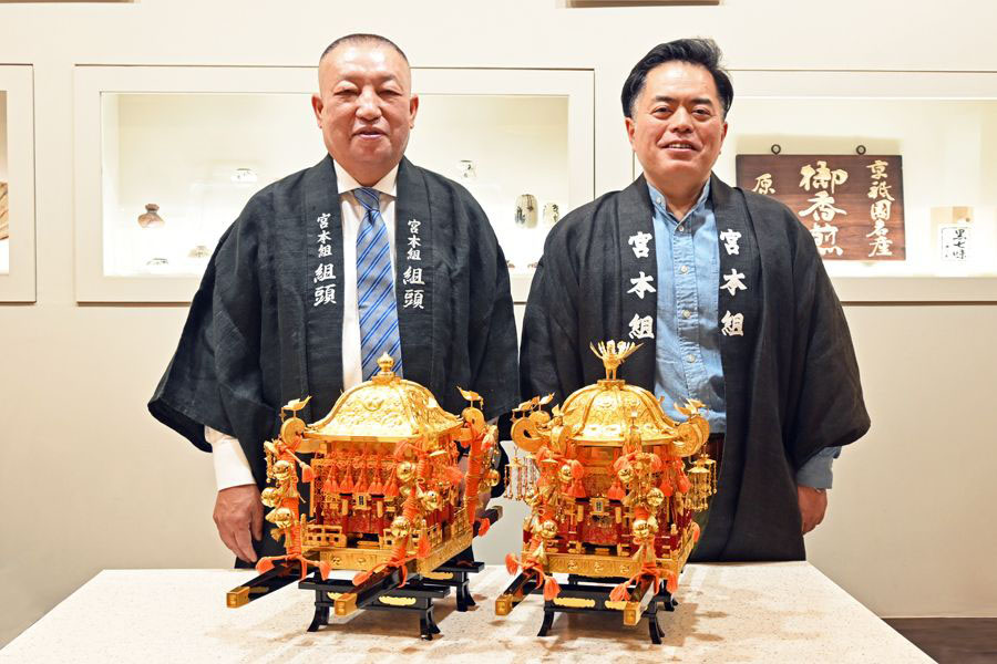 左:宮本組頭の「原了郭」代表取締役・原悟さん 右:副組頭の「鍵善良房」代表取締役・今西善也さん(2025年5月)