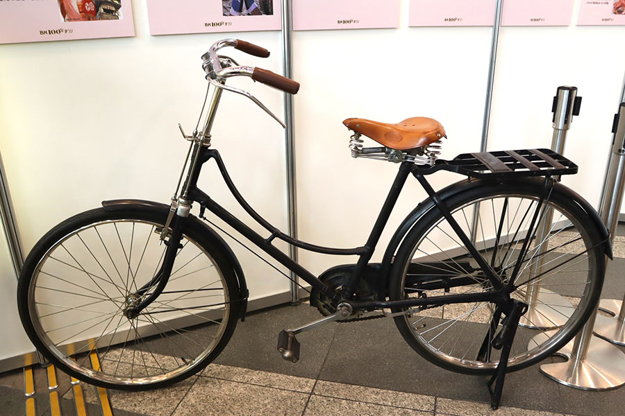 『カムカムエヴリバディ』で安子が乗っていた自転車は、かつて『はっさい先生』で若村麻由美が乗っていた「34年もの」