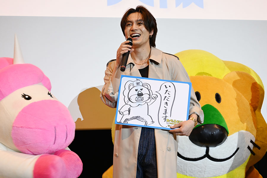 舞台挨拶中に自作のフリップを披露。かけつけたどうぶつたちに「今日もかわいい」と語りかける一幕も(5月10日・大阪市内)