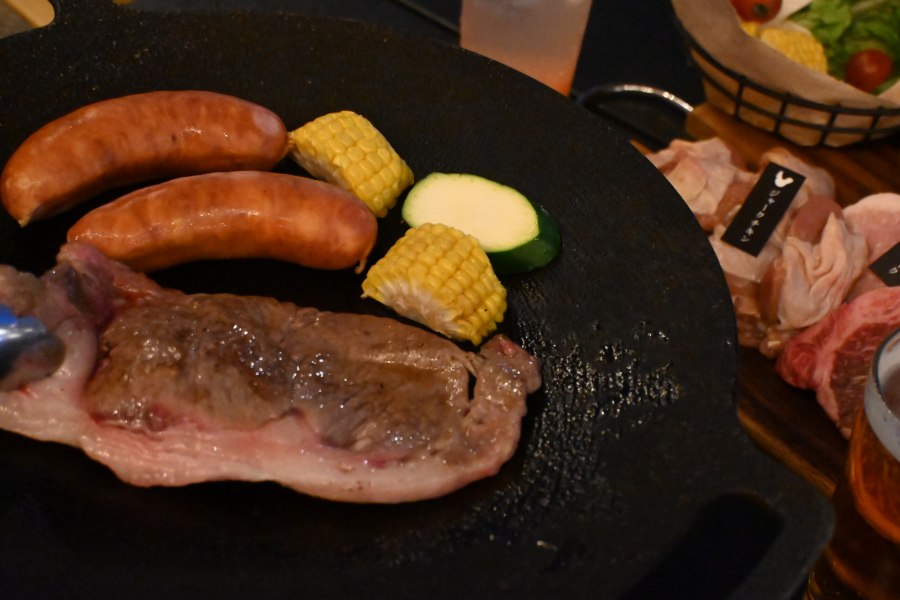 店イチオシの兵庫県産牛サーロイン付きプランも。柔らかかつジューシーな贅沢ステーキを、テラス席では自分好みの焼き加減、味付けで、「TOOTH TOOTH MART FOOD HALL&NIGHT FES」