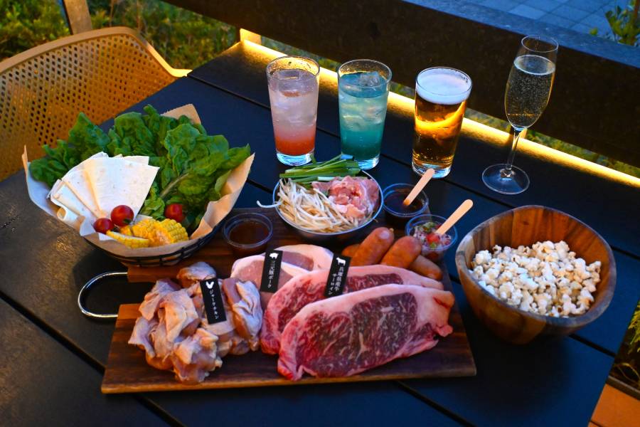 「兵庫県産牛サーロイン付き海のビアガーデン BBQプラン」(6500円、120分飲み放題付き8700円)※写真は4人分、ポップコーン食べ放題とミールチケット1000円分付き、「TOOTH TOOTH MART FOOD HALL&NIGHT FES」